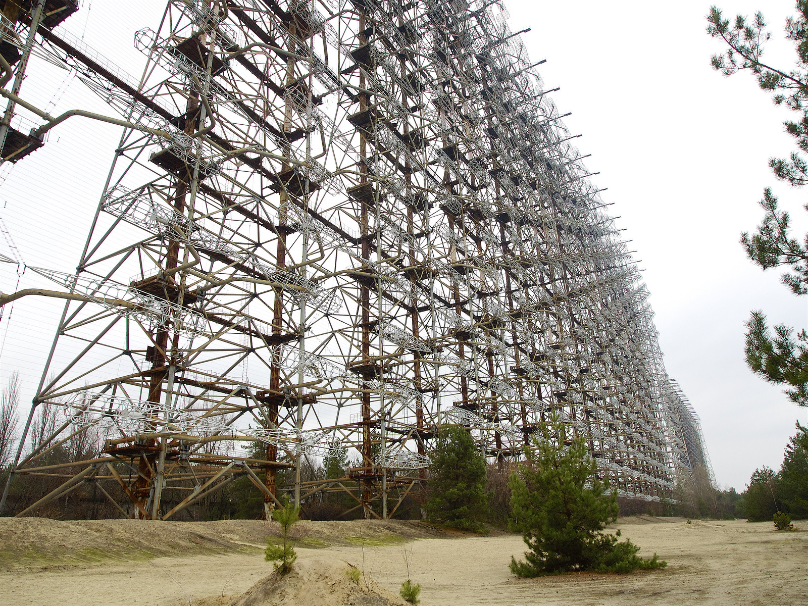 Immense antenne du radar soviétique Duga près de Tchernobyl en Ukraine Immense antenne du radar soviétique Duga près de Tchernobyl en Ukraine, le pic-vert russe