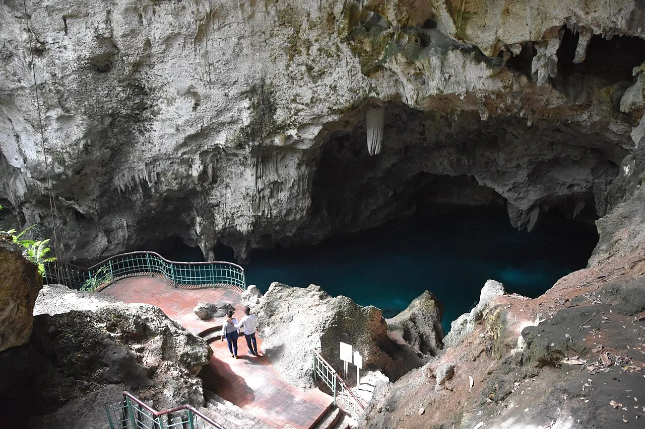 Escaliers descendant vers une lagune souterraine de Los Tres Ojos Escaliers descendant vers une lagune souterraine de Los Tres Ojos