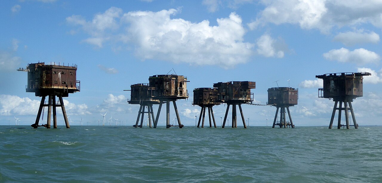 Les sept tours du fort Maunsell de Red Sands dans l'estuaire de la Tamise Les sept tours du fort Maunsell de Red Sands dans l'estuaire de la Tamise