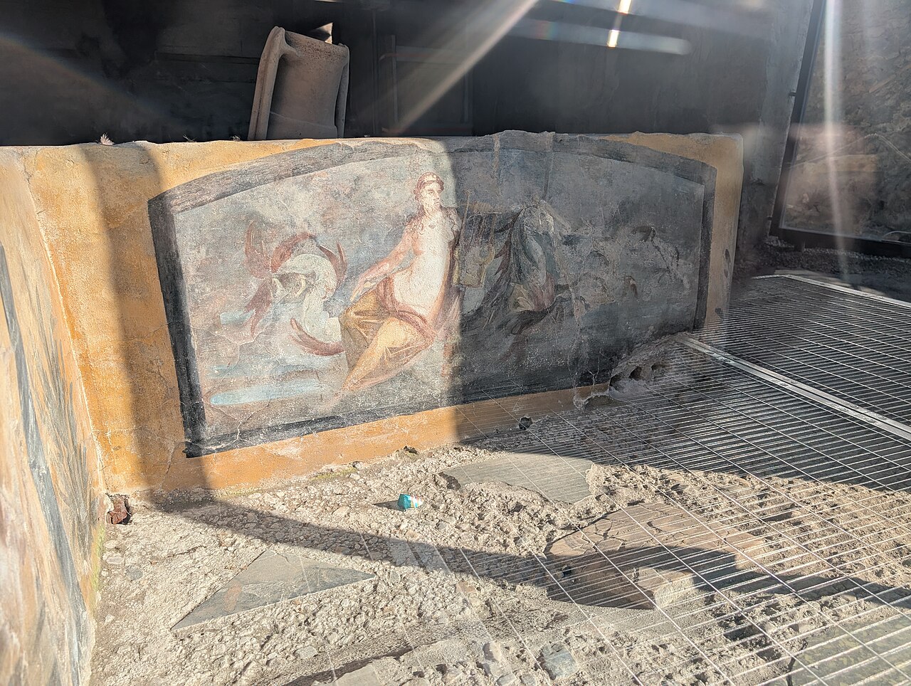 fresque nereide thermopolium pompei Fresque de la Néréide sur un hippocampe au thermopolium de Pompéi