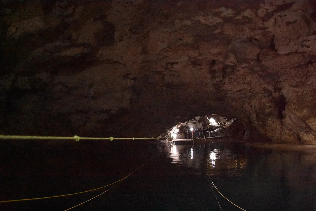 La Nevera, lagune sombre des grottes de Los Tres Ojos La Nevera, lagune sombre des grottes de Los Tres Ojos
