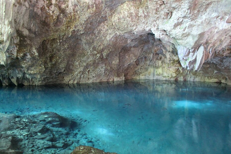Los Tres Ojos : quatre lagunes cachées à Saint-Domingue los tres ojos lago azufre saint domingue Eau turquoise du Lago de Azufre dans les grottes de Los Tres Ojos à Saint-Domingue