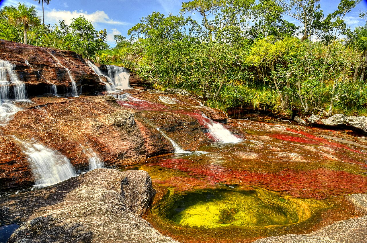 Cascades Manto de la Virgen à Caño Cristales près de La Macarena en Colombie Cascades Manto de la Virgen à Caño Cristales près de La Macarena en Colombie