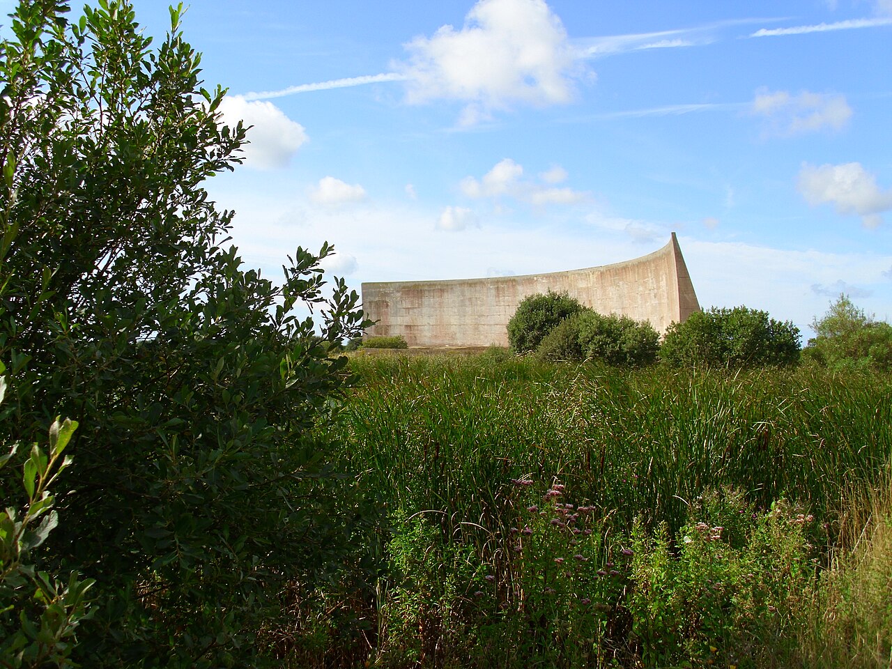 Grand miroir acoustique de Denge dans le Kent, précurseur du radar Grand miroir acoustique de Denge dans le Kent, précurseur du radar