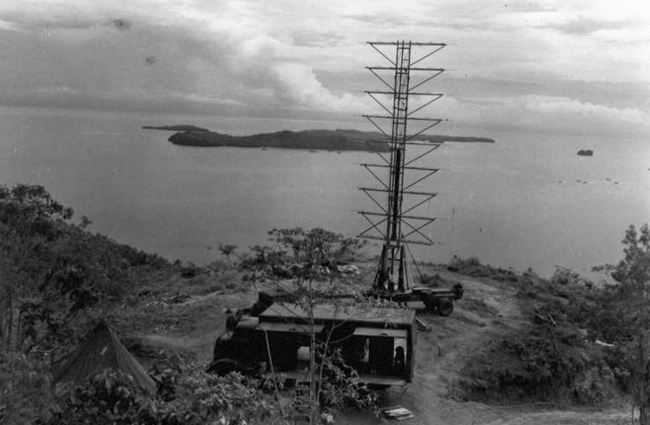 Radar mobile SCR-270 du type utilisé à Opana avant l’attaque de Pearl Harbor Radar mobile SCR-270 du type utilisé à Opana avant l’attaque de Pearl Harbor