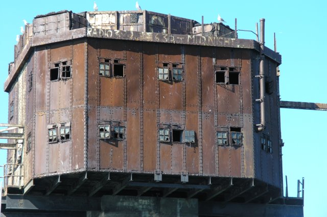 radio 390 red sands fort maunsell Tour du fort Maunsell de Red Sands portant encore l'inscription Radio 390