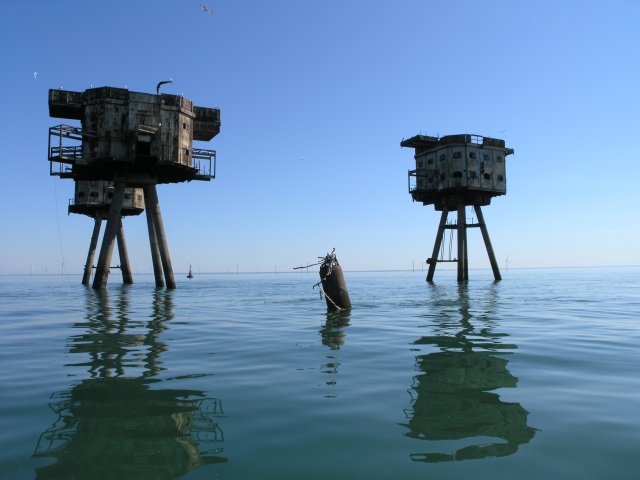 Fort Maunsell de Shivering Sands avec l'emplacement d'une tour détruite lors d'une collision Fort Maunsell de Shivering Sands avec l'emplacement d'une tour détruite lors d'une collision