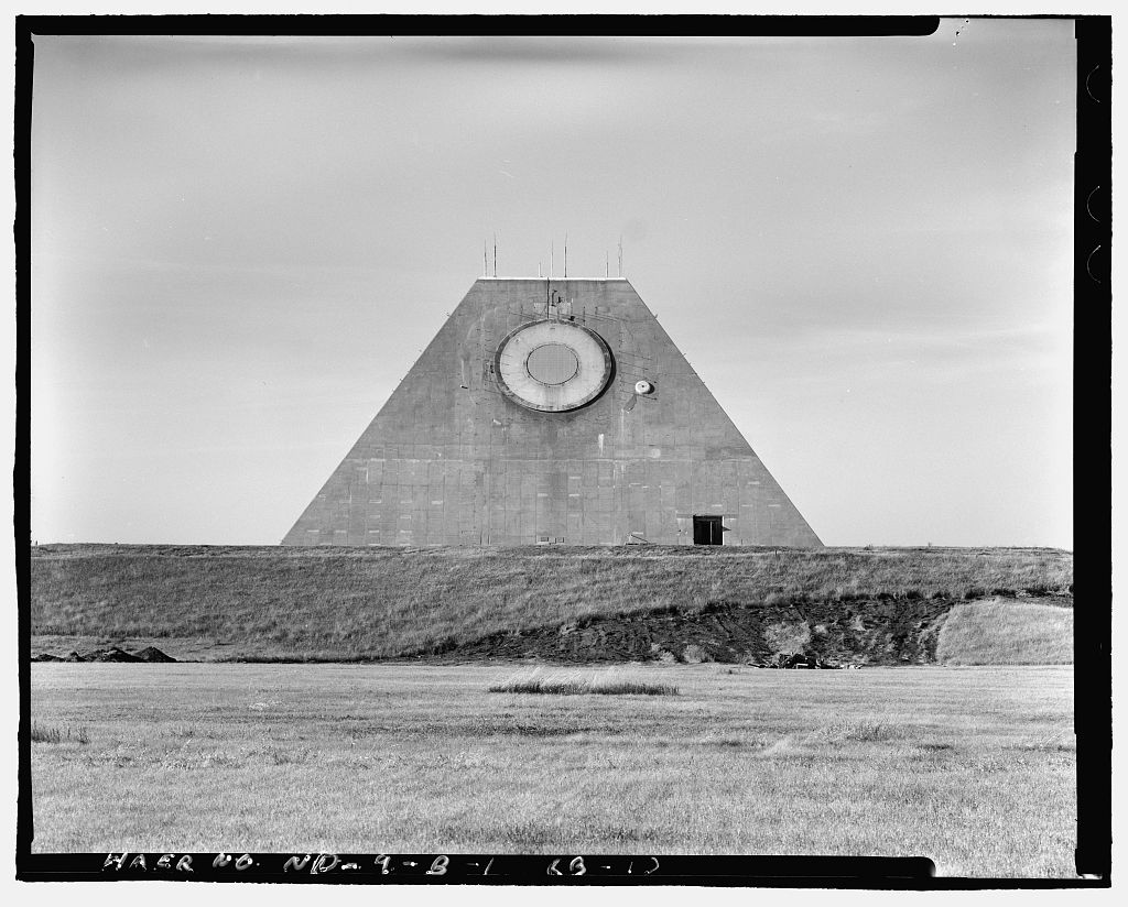 Pyramide radar du Stanley R. Mickelsen Safeguard Complex à Nekoma Pyramide radar du Stanley R. Mickelsen Safeguard Complex à Nekoma