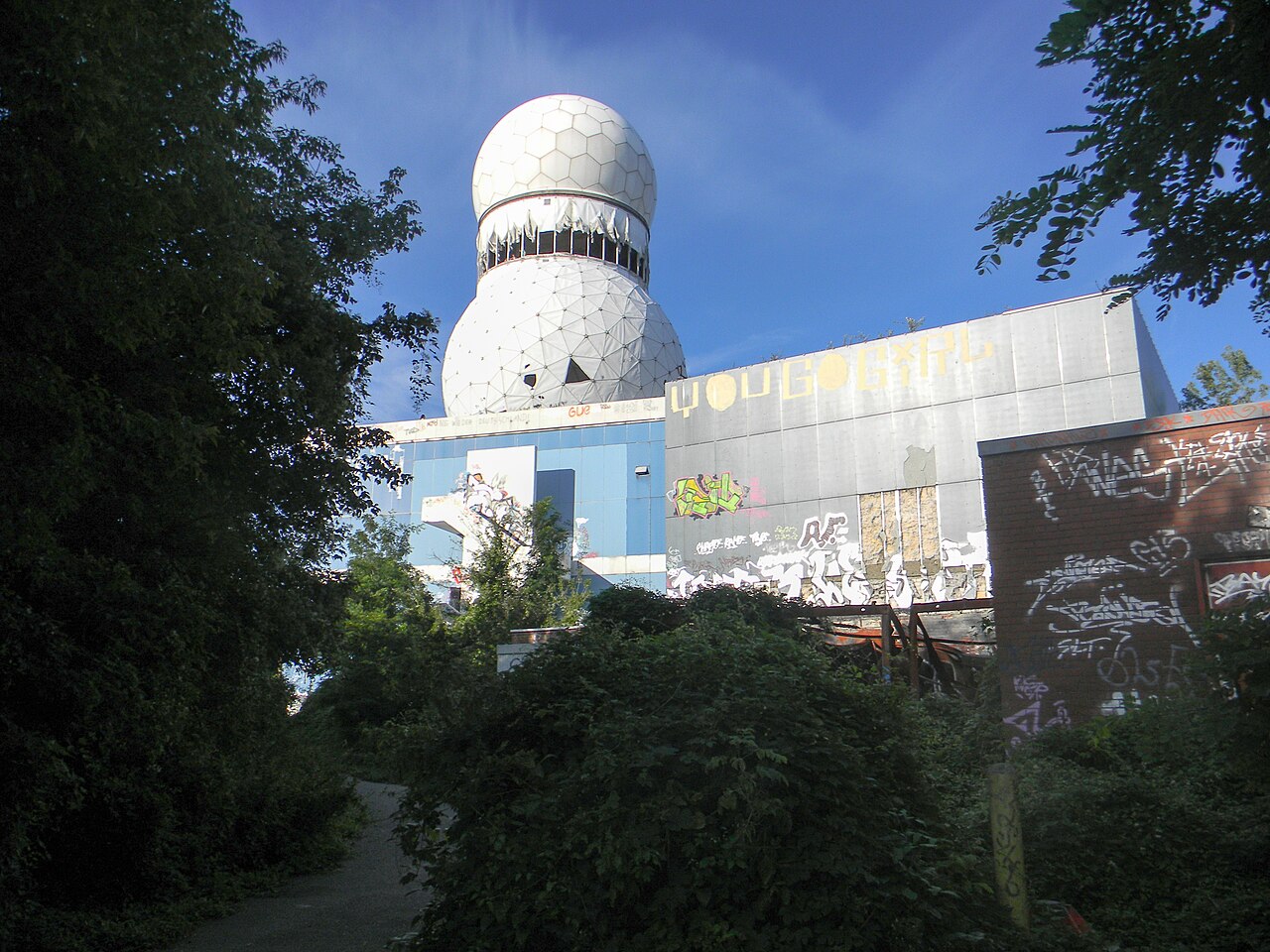 Radômes de l’ancienne station d’écoute du Teufelsberg à Berlin Radômes de l’ancienne station d’écoute du Teufelsberg à Berlin