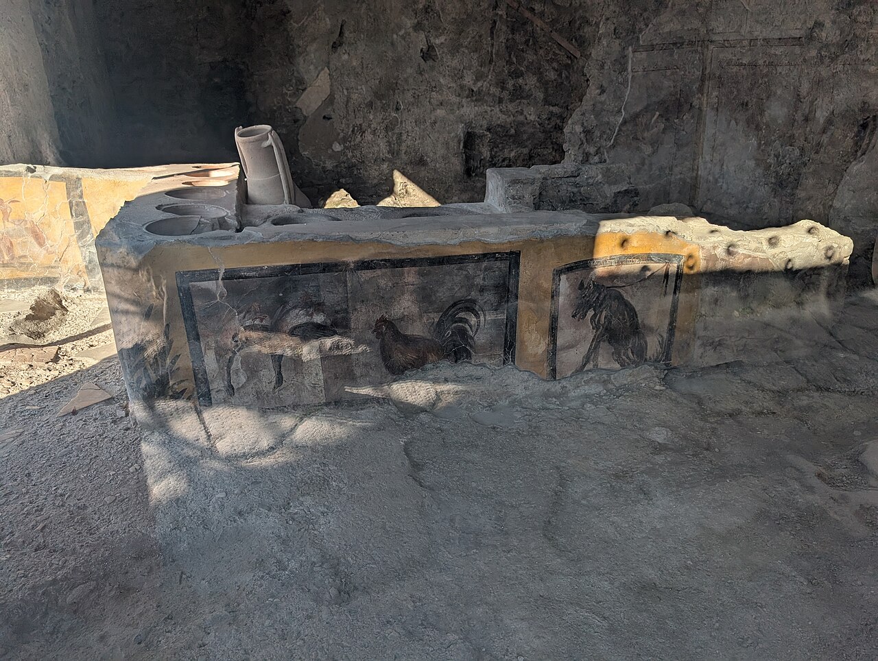 Comptoir du thermopolium de la Regio V à Pompéi avec ses fresques d’animaux Comptoir du thermopolium de la Regio V à Pompéi avec ses fresques d’animaux