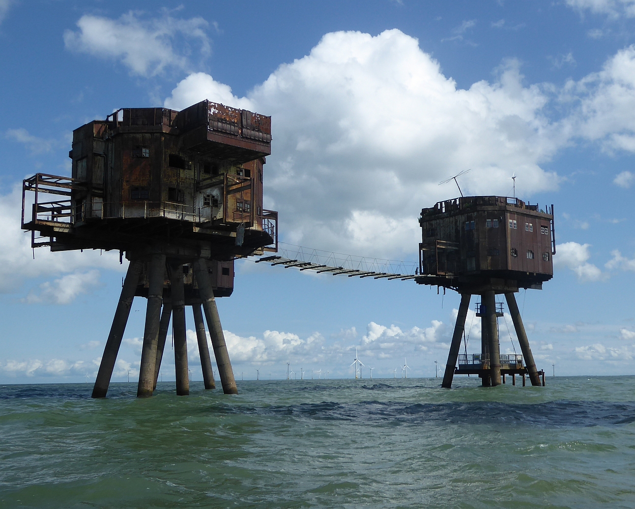 Tour de contrôle et tour d'artillerie du fort Maunsell de Red Sands reliées par une passerelle Tour de contrôle et tour d'artillerie du fort Maunsell de Red Sands reliées par une passerelle
