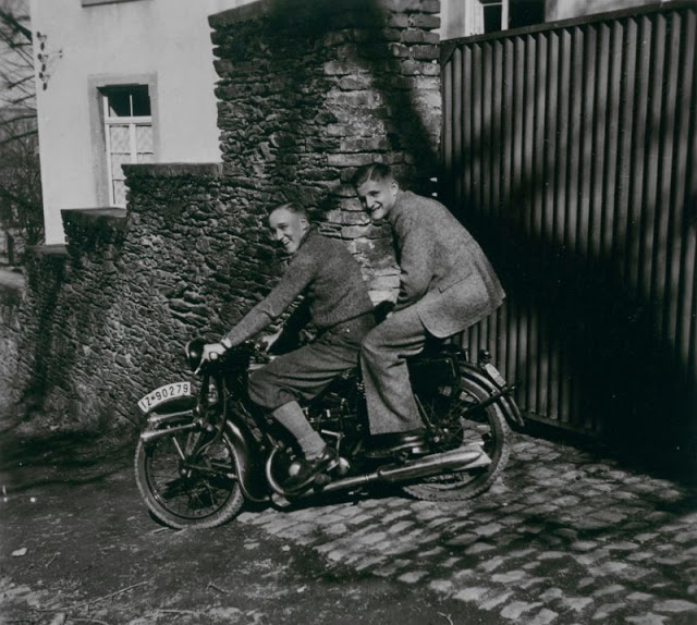 40 photos trouvées montrant la mode pour homme dans les années 1920 - 1930 40 photos trouvees montrant la mode pour homme dans les annees 1920 1930 16 40-photos-trouvees-montrant-la-mode-pour-homme-dans-les-annees-1920-1930-16