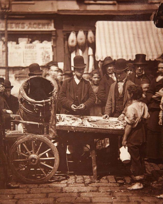 La vie des rues de Londres en 1877 La vie des rues de Londres en 1877 petits metiers boulots 9 La-vie-des-rues-de-Londres-en-1877-petits-metiers-boulots-9