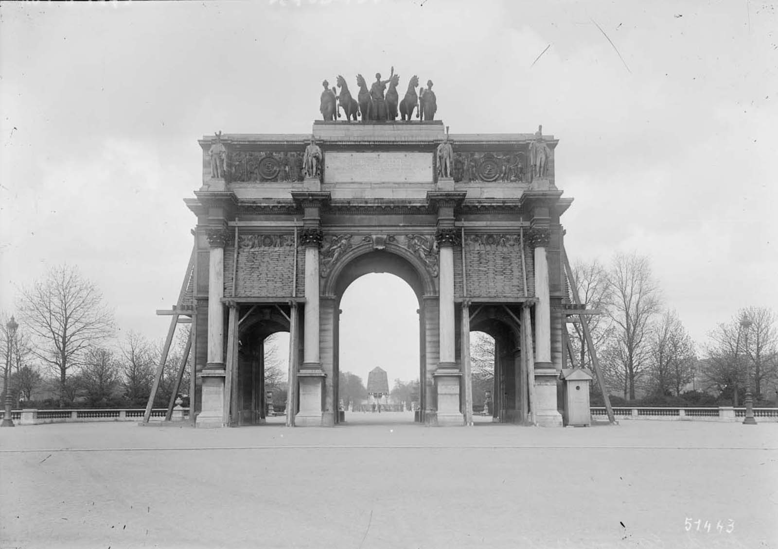Les monuments de Paris protégés par de sacs de sables et les vitrines par du scotch durant 14-18 Les monuments de Paris proteges par des sacs de sables et les vitrines par du scotch durant 14 18 17 Les-monuments-de-Paris-proteges-par-des-sacs-de-sables-et-les-vitrines-par-du-scotch-durant-14-18