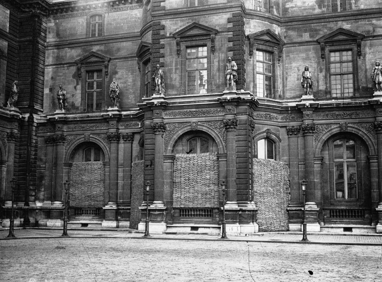 Les monuments de Paris protégés par de sacs de sables et les vitrines par du scotch durant 14-18 Les monuments de Paris proteges par des sacs de sables et les vitrines par du scotch durant 14 18 18 Les-monuments-de-Paris-proteges-par-des-sacs-de-sables-et-les-vitrines-par-du-scotch-durant-14-18