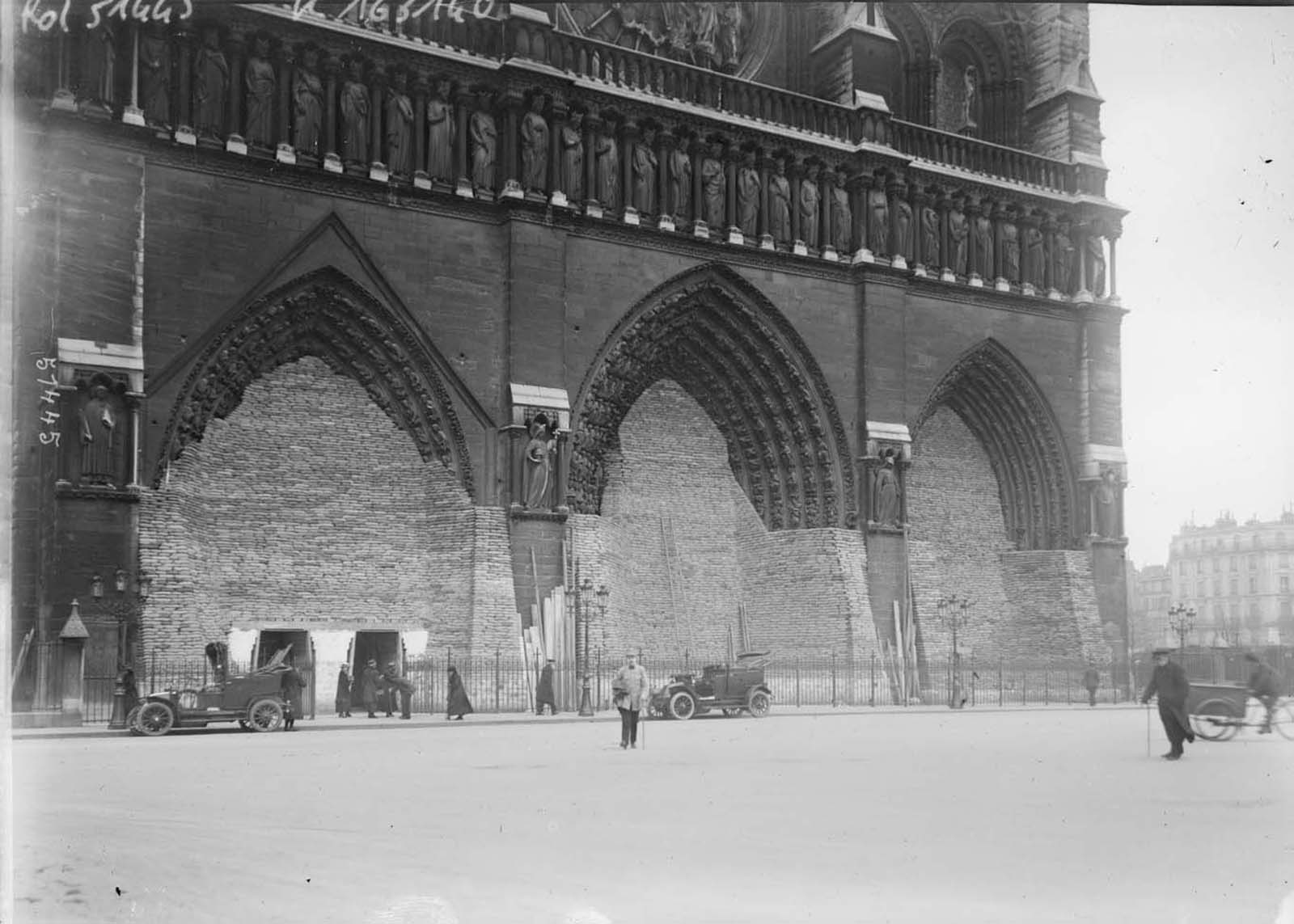 Les monuments de Paris protégés par de sacs de sables et les vitrines par du scotch durant 14-18 Les monuments de Paris proteges par des sacs de sables et les vitrines par du scotch durant 14 18 19 Les-monuments-de-Paris-proteges-par-des-sacs-de-sables-et-les-vitrines-par-du-scotch-durant-14-18