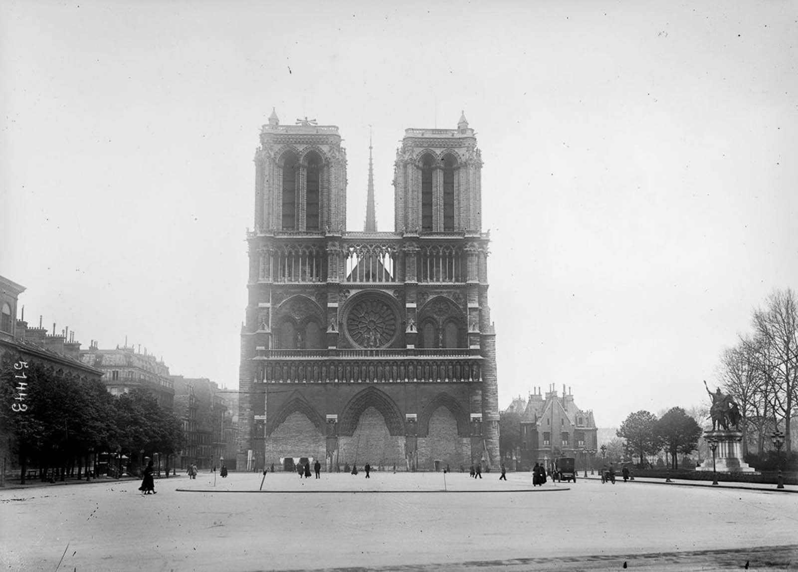 Les monuments de Paris protégés par de sacs de sables et les vitrines par du scotch durant 14-18 Les monuments de Paris proteges par des sacs de sables et les vitrines par du scotch durant 14 18 3 nd Les-monuments-de-Paris-proteges-par-des-sacs-de-sables-et-les-vitrines-par-du-scotch-durant-14-18