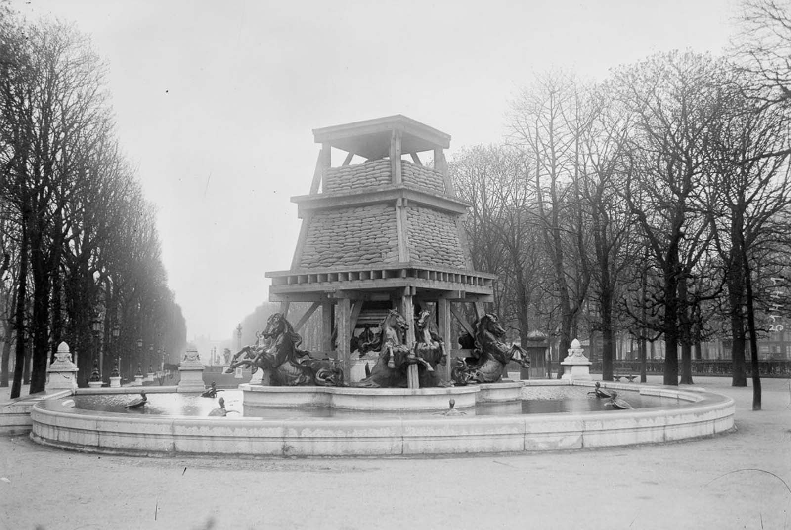 Les monuments de Paris protégés par de sacs de sables et les vitrines par du scotch durant 14-18 Les monuments de Paris proteges par des sacs de sables et les vitrines par du scotch durant 14 18 4 fontaine Les-monuments-de-Paris-proteges-par-des-sacs-de-sables-et-les-vitrines-par-du-scotch-durant-14-18