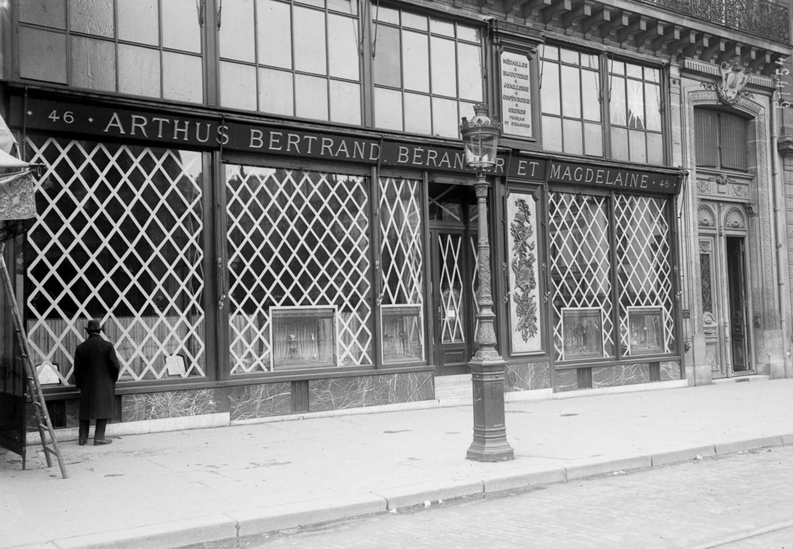 Les monuments de Paris protégés par de sacs de sables et les vitrines par du scotch durant 14-18 Les monuments de Paris proteges par des sacs de sables et les vitrines par du scotch durant 14 18 6 Les-monuments-de-Paris-proteges-par-des-sacs-de-sables-et-les-vitrines-par-du-scotch-durant-14-18