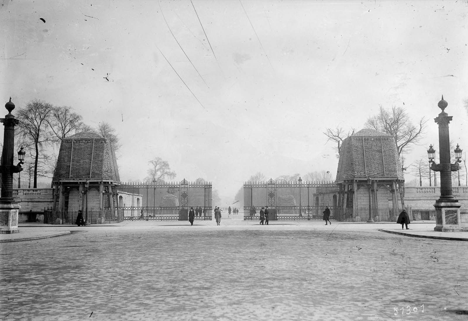 Les monuments de Paris protégés par de sacs de sables et les vitrines par du scotch durant 14-18 Les monuments de Paris proteges par des sacs de sables et les vitrines par du scotch durant 14 18 7 Les-monuments-de-Paris-proteges-par-des-sacs-de-sables-et-les-vitrines-par-du-scotch-durant-14-18