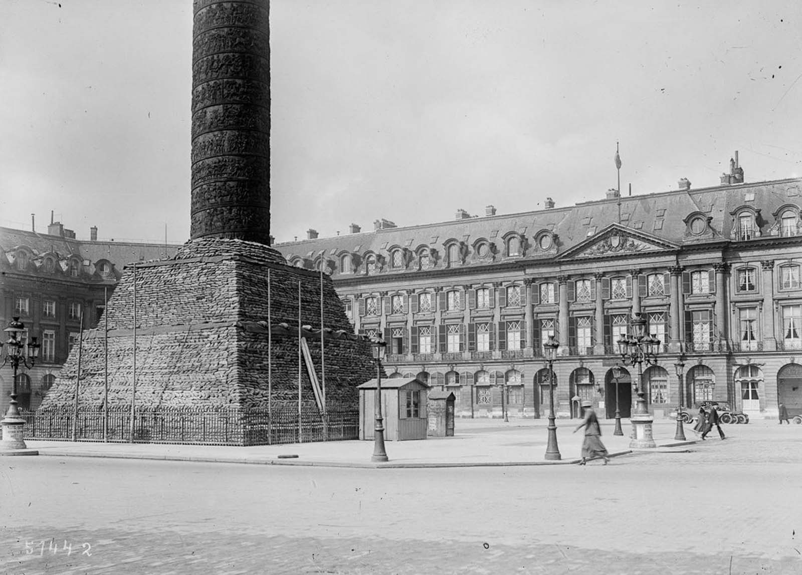 Les monuments de Paris protégés par de sacs de sables et les vitrines par du scotch durant 14-18 Les monuments de Paris proteges par des sacs de sables et les vitrines par du scotch durant 14 18 9 vendome Les-monuments-de-Paris-proteges-par-des-sacs-de-sables-et-les-vitrines-par-du-scotch-durant-14-18