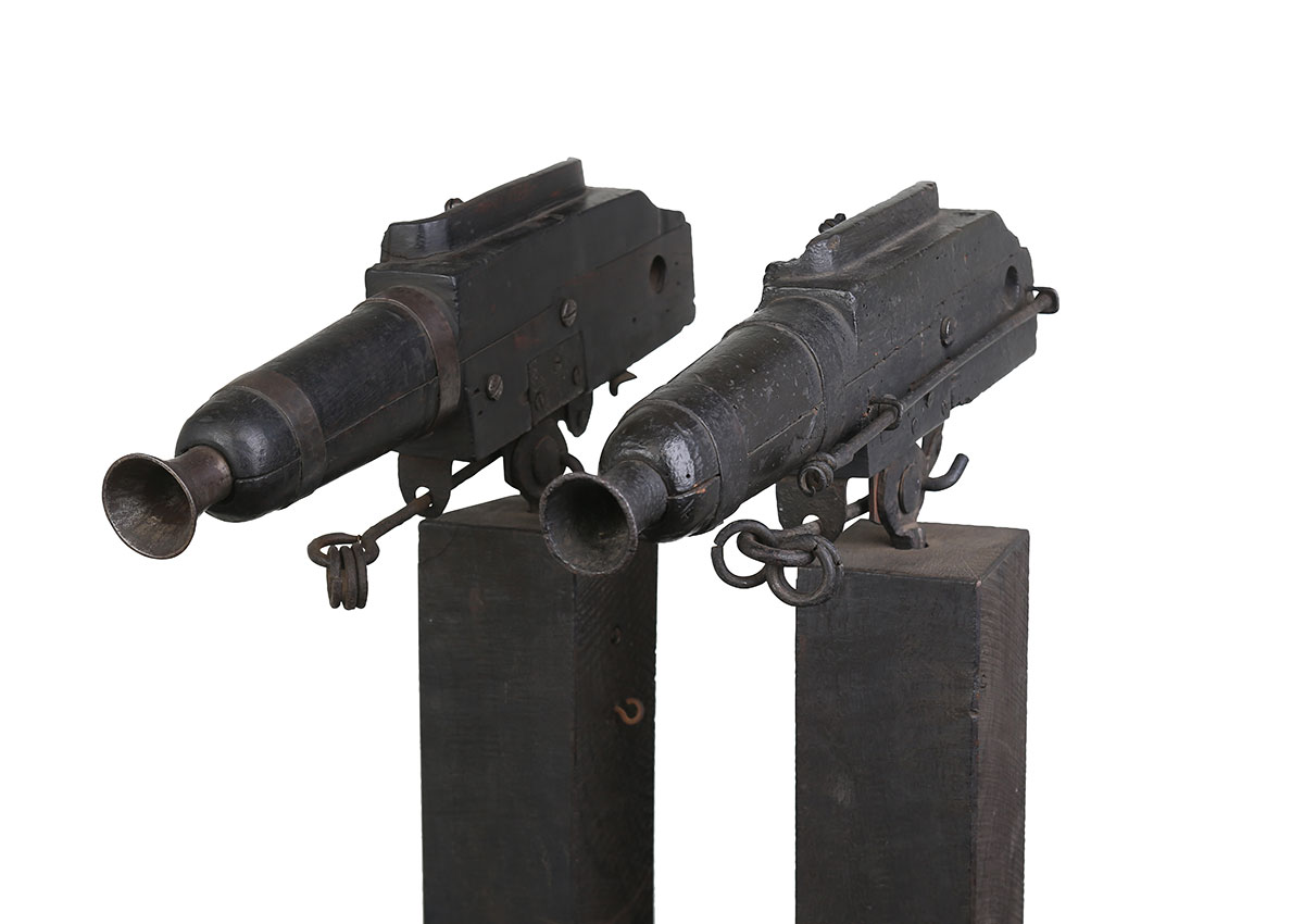 Les pistolets de cimetière pour protéger des pilleurs de tombes Les pistolets de cimetiere pour se defendre des pilleurs de tombes 3 Les-pistolets-de-cimetiere-pour-se-defendre-des-pilleurs-de-tombes-3