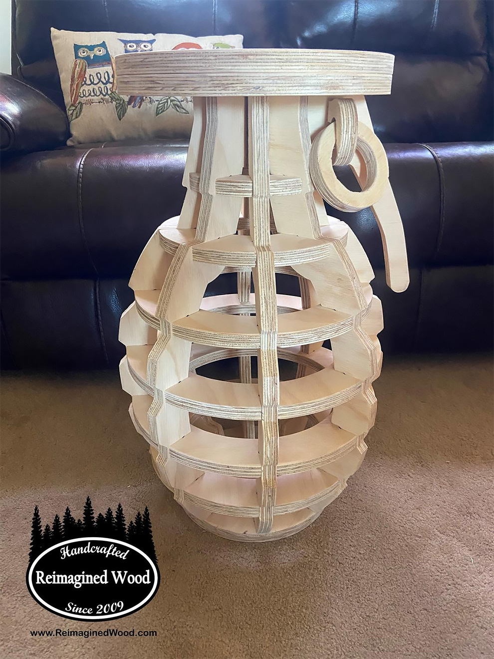 Les tables en forme de grenades de Jack Lebond Les tables en forme de grenades de Jack Lebond 2 Les-tables-en-forme-de-grenades-de-Jack-Lebond-2