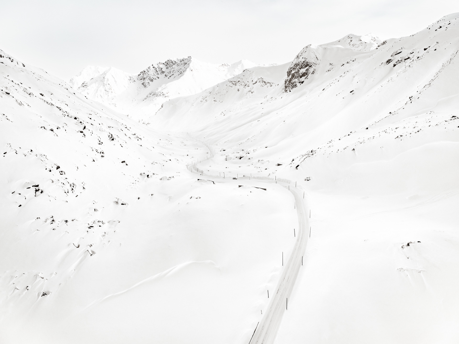 The Swiss Pass Series - les routes de cols de Suisse sous la neige The Swiss Pass Series les routes de cols de Suisse sous la neige 4 The-Swiss-Pass-Series-les-routes-de-cols-de-Suisse-sous-la-neige-4
