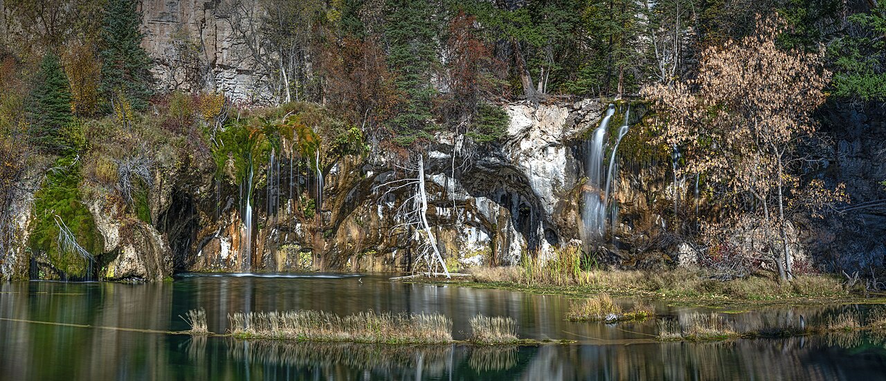 Hanging Lake, lac turquoise de Glenwood Canyon dans le Colorado Hanging Lake, lac turquoise de Glenwood Canyon dans le Colorado