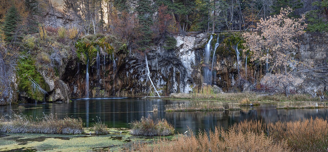 Eau turquoise et cascades de Hanging Lake dans le Colorado Eau turquoise et cascades de Hanging Lake dans le Colorado