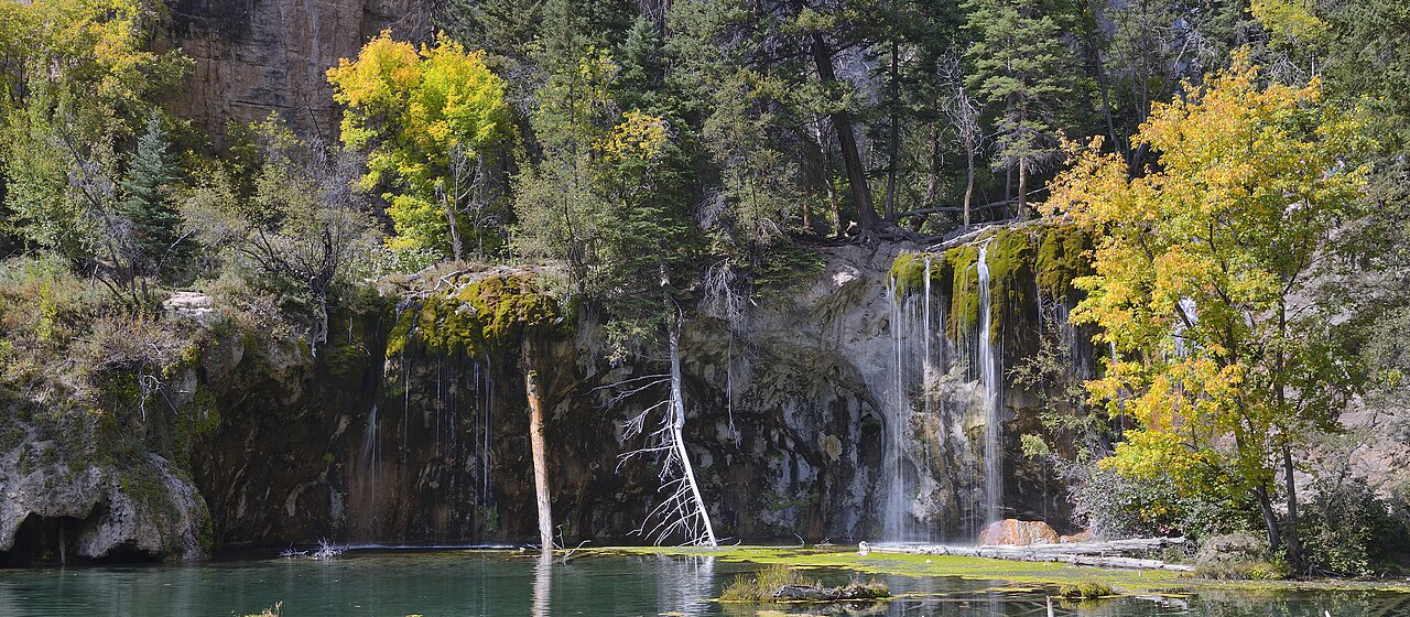Hanging Lake et ses cascades sur les dépôts de travertin de Glenwood Canyon Hanging Lake et ses cascades sur les dépôts de travertin de Glenwood Canyon