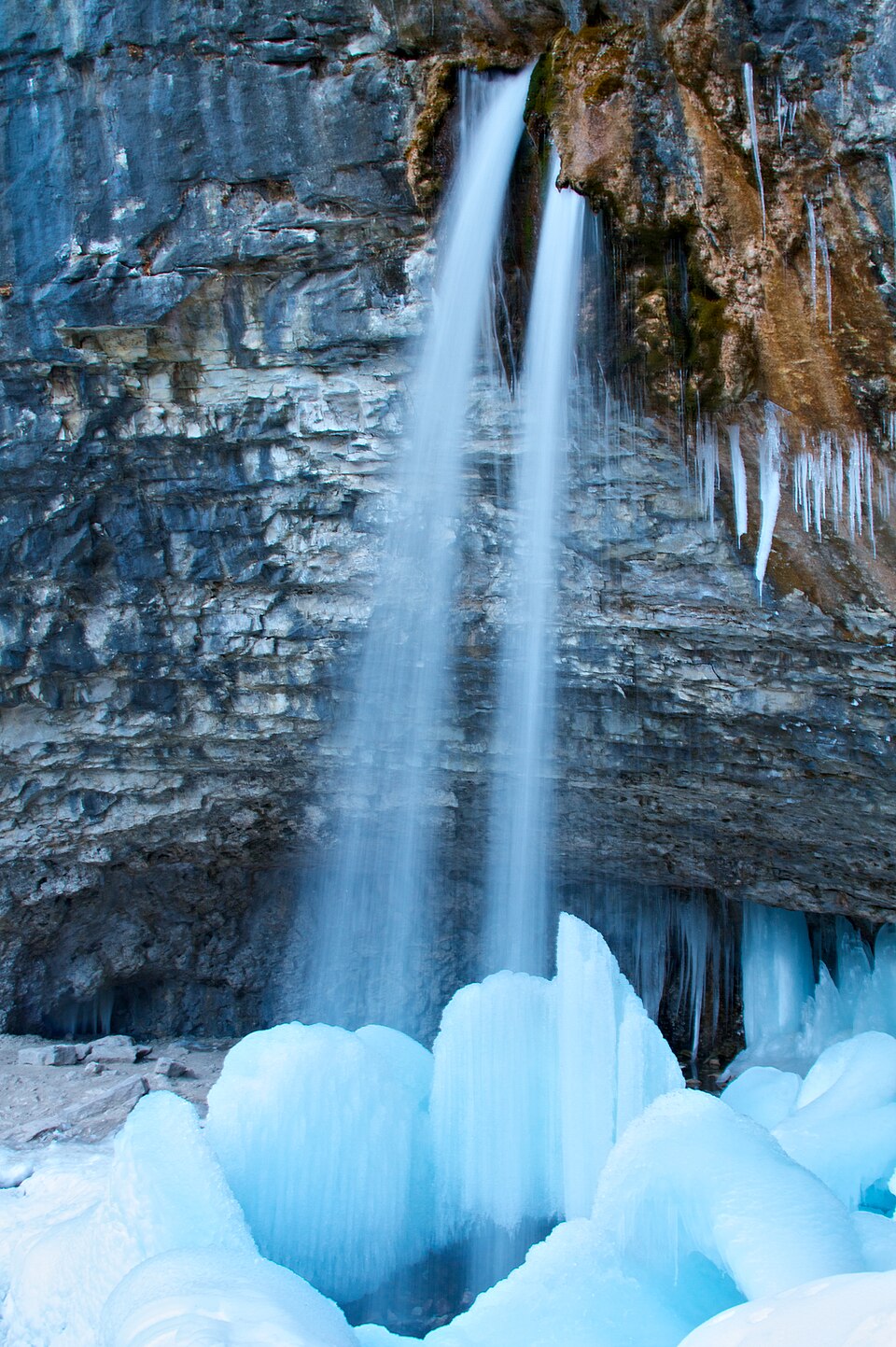Cascade Spouting Rock au-dessus de Hanging Lake dans le Colorado Cascade Spouting Rock au-dessus de Hanging Lake dans le Colorado