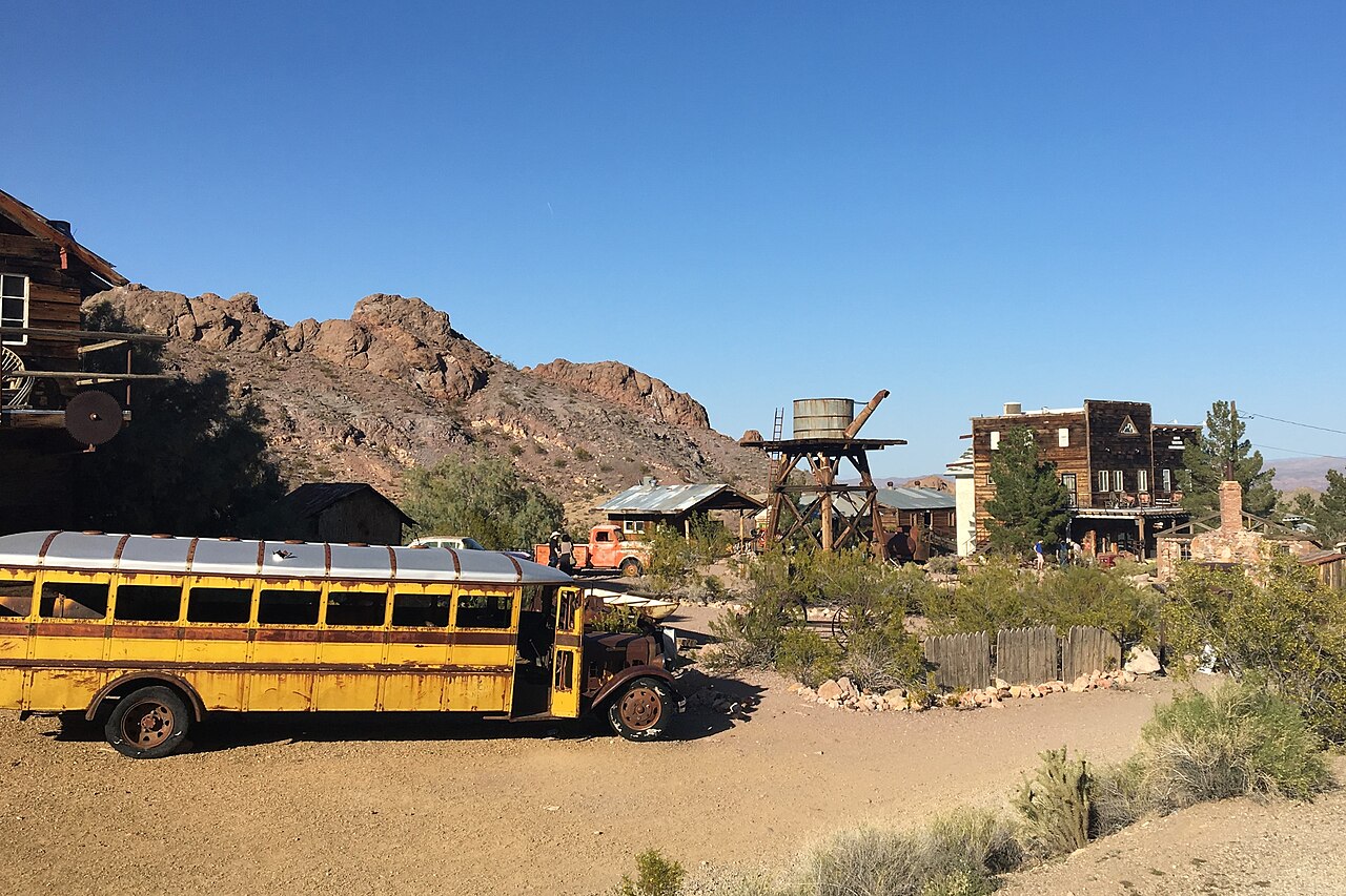 vieux bus nelson ghost town nevada Vieux bus à Nelson Ghost Town dans le Nevada