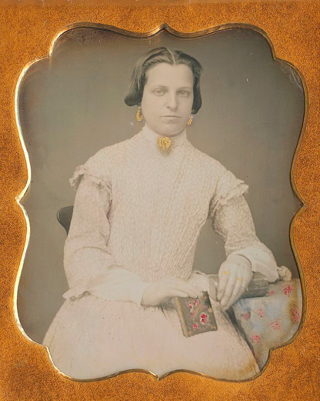 40 portraits en daguerréotype de femmes posant avec un livre au milieu du XIXeme siècle 40 portraits en daguerreotype de femmes posant avec un livre au milieu du XIXeme siecle 1 40-portraits-en-daguerreotype-de-femmes-posant-avec-un-livre-au-milieu-du-XIXeme-siecle-1