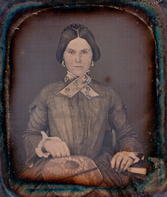 40 portraits en daguerréotype de femmes posant avec un livre au milieu du XIXeme siècle 40 portraits en daguerreotype de femmes posant avec un livre au milieu du XIXeme siecle 11 40-portraits-en-daguerreotype-de-femmes-posant-avec-un-livre-au-milieu-du-XIXeme-siecle-11