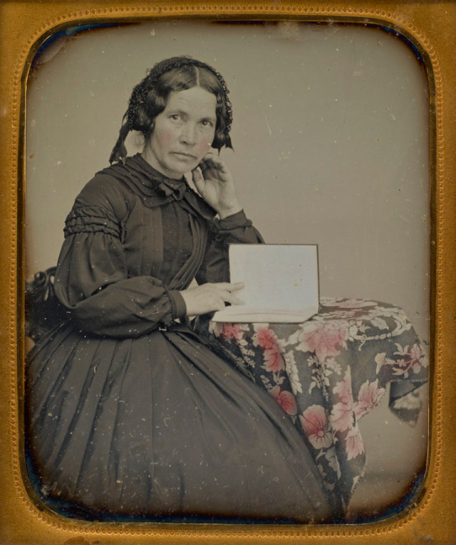 40 portraits en daguerréotype de femmes posant avec un livre au milieu du XIXeme siècle 40 portraits en daguerreotype de femmes posant avec un livre au milieu du XIXeme siecle 12 40-portraits-en-daguerreotype-de-femmes-posant-avec-un-livre-au-milieu-du-XIXeme-siecle-12