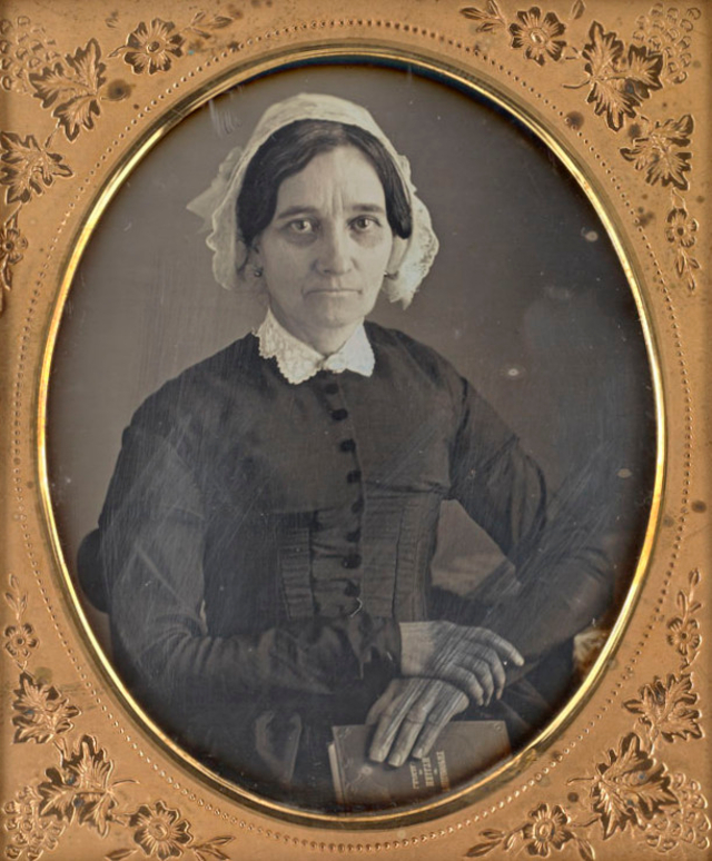 40 portraits en daguerréotype de femmes posant avec un livre au milieu du XIXeme siècle 40 portraits en daguerreotype de femmes posant avec un livre au milieu du XIXeme siecle 13 40-portraits-en-daguerreotype-de-femmes-posant-avec-un-livre-au-milieu-du-XIXeme-siecle-13