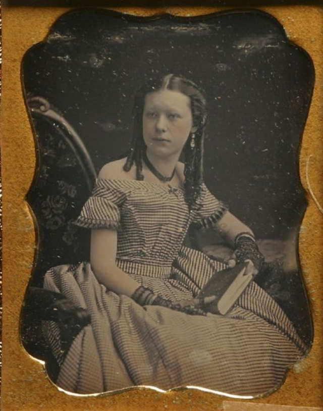 40 portraits en daguerréotype de femmes posant avec un livre au milieu du XIXeme siècle 40 portraits en daguerreotype de femmes posant avec un livre au milieu du XIXeme siecle 14 40-portraits-en-daguerreotype-de-femmes-posant-avec-un-livre-au-milieu-du-XIXeme-siecle-14