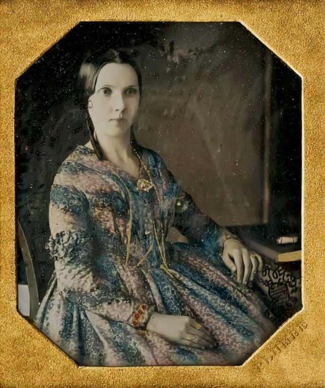 40 portraits en daguerréotype de femmes posant avec un livre au milieu du XIXeme siècle 40 portraits en daguerreotype de femmes posant avec un livre au milieu du XIXeme siecle 16 40-portraits-en-daguerreotype-de-femmes-posant-avec-un-livre-au-milieu-du-XIXeme-siecle-16