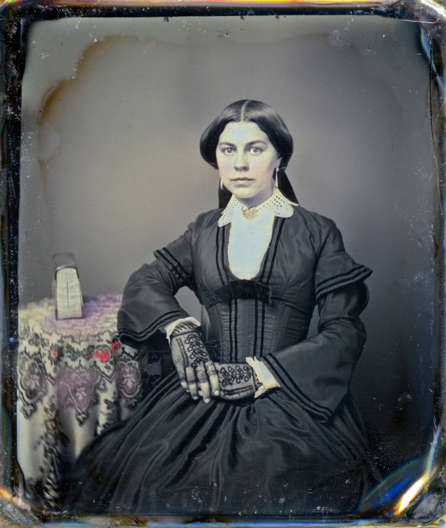 40 portraits en daguerréotype de femmes posant avec un livre au milieu du XIXeme siècle 40 portraits en daguerreotype de femmes posant avec un livre au milieu du XIXeme siecle 18 40-portraits-en-daguerreotype-de-femmes-posant-avec-un-livre-au-milieu-du-XIXeme-siecle-18