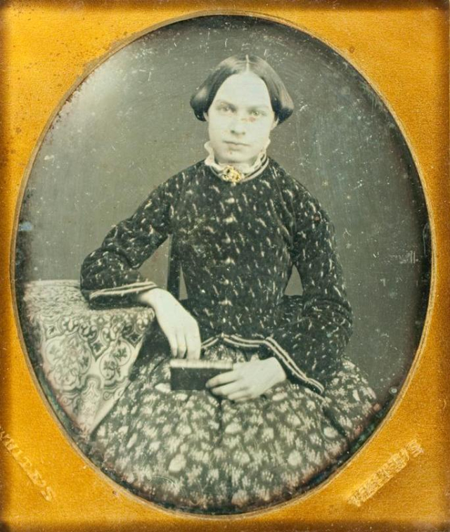 40 portraits en daguerréotype de femmes posant avec un livre au milieu du XIXeme siècle 40 portraits en daguerreotype de femmes posant avec un livre au milieu du XIXeme siecle 22 40-portraits-en-daguerreotype-de-femmes-posant-avec-un-livre-au-milieu-du-XIXeme-siecle-22