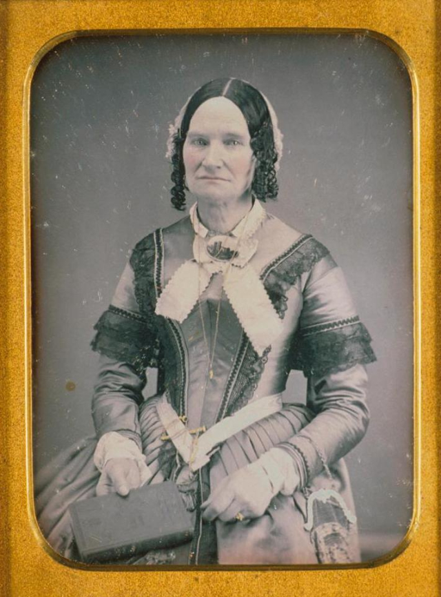 40 portraits en daguerréotype de femmes posant avec un livre au milieu du XIXeme siècle 40 portraits en daguerreotype de femmes posant avec un livre au milieu du XIXeme siecle 23 40-portraits-en-daguerreotype-de-femmes-posant-avec-un-livre-au-milieu-du-XIXeme-siecle-23