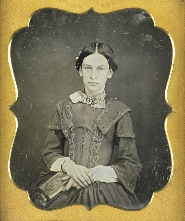 40 portraits en daguerréotype de femmes posant avec un livre au milieu du XIXeme siècle 40 portraits en daguerreotype de femmes posant avec un livre au milieu du XIXeme siecle 24 40-portraits-en-daguerreotype-de-femmes-posant-avec-un-livre-au-milieu-du-XIXeme-siecle-24