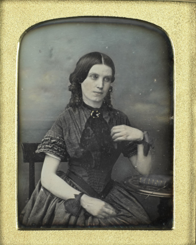 40 portraits en daguerréotype de femmes posant avec un livre au milieu du XIXeme siècle 40 portraits en daguerreotype de femmes posant avec un livre au milieu du XIXeme siecle 25 40-portraits-en-daguerreotype-de-femmes-posant-avec-un-livre-au-milieu-du-XIXeme-siecle-25