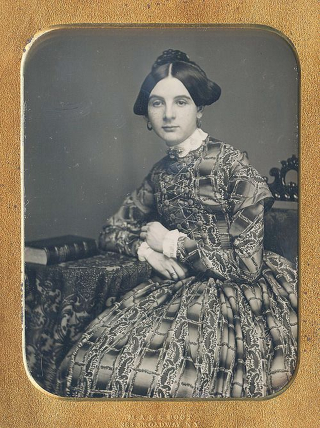 40 portraits en daguerréotype de femmes posant avec un livre au milieu du XIXeme siècle 40 portraits en daguerreotype de femmes posant avec un livre au milieu du XIXeme siecle 3 40-portraits-en-daguerreotype-de-femmes-posant-avec-un-livre-au-milieu-du-XIXeme-siecle-3