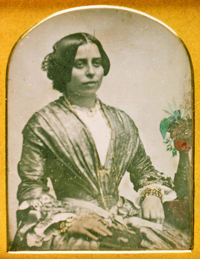 40 portraits en daguerréotype de femmes posant avec un livre au milieu du XIXeme siècle 40 portraits en daguerreotype de femmes posant avec un livre au milieu du XIXeme siecle 30 40-portraits-en-daguerreotype-de-femmes-posant-avec-un-livre-au-milieu-du-XIXeme-siecle-30