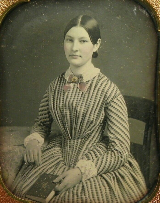 40 portraits en daguerréotype de femmes posant avec un livre au milieu du XIXeme siècle 40 portraits en daguerreotype de femmes posant avec un livre au milieu du XIXeme siecle 31 40-portraits-en-daguerreotype-de-femmes-posant-avec-un-livre-au-milieu-du-XIXeme-siecle-31