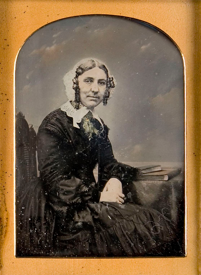 40 portraits en daguerréotype de femmes posant avec un livre au milieu du XIXeme siècle 40 portraits en daguerreotype de femmes posant avec un livre au milieu du XIXeme siecle 32 40-portraits-en-daguerreotype-de-femmes-posant-avec-un-livre-au-milieu-du-XIXeme-siecle-32