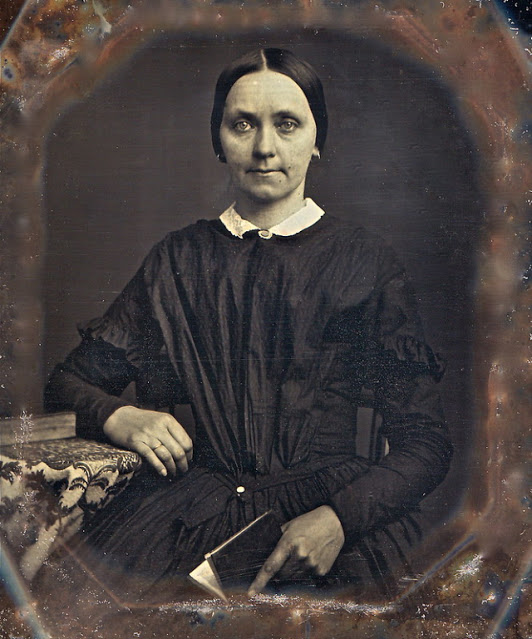 40 portraits en daguerréotype de femmes posant avec un livre au milieu du XIXeme siècle 40 portraits en daguerreotype de femmes posant avec un livre au milieu du XIXeme siecle 37 40-portraits-en-daguerreotype-de-femmes-posant-avec-un-livre-au-milieu-du-XIXeme-siecle-37