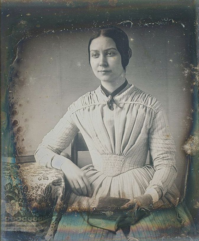 40 portraits en daguerréotype de femmes posant avec un livre au milieu du XIXeme siècle 40 portraits en daguerreotype de femmes posant avec un livre au milieu du XIXeme siecle 39 40-portraits-en-daguerreotype-de-femmes-posant-avec-un-livre-au-milieu-du-XIXeme-siecle-39